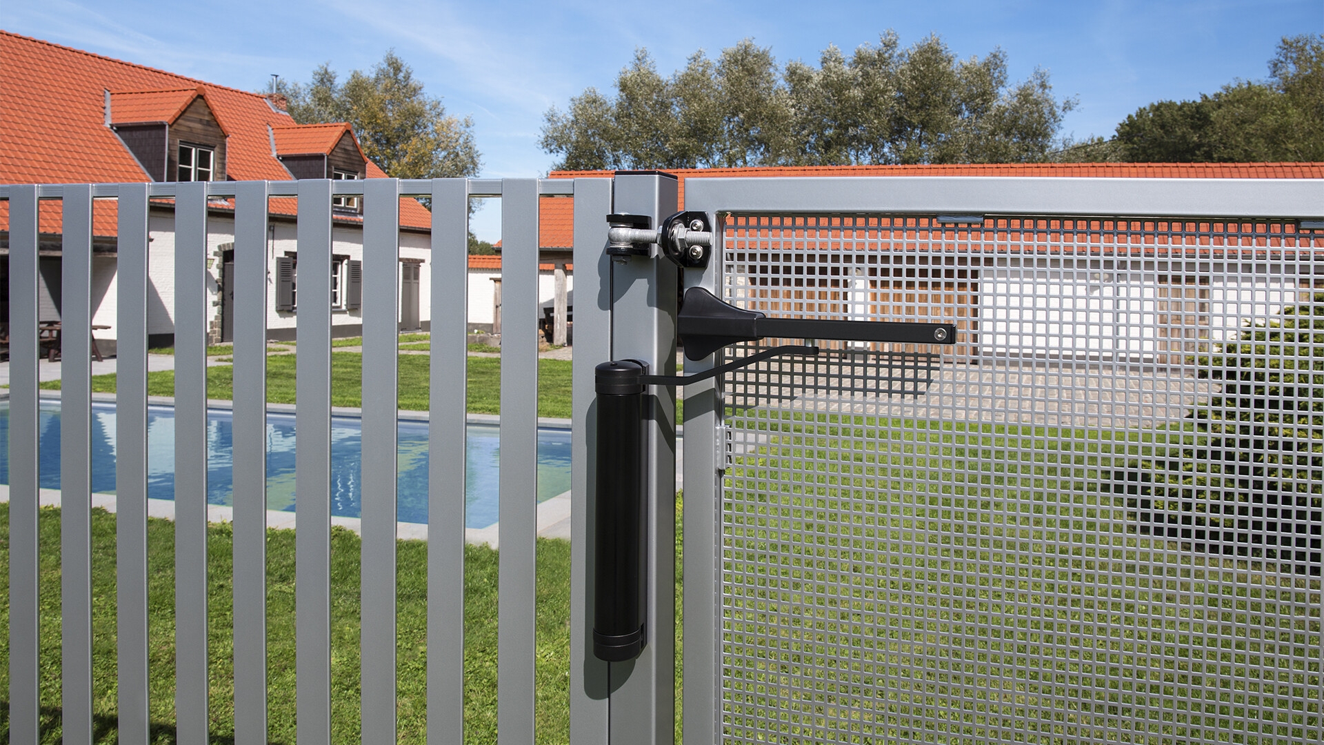 Kompakter und vielseitiger Torschließer, passend für jede Torsituation - LION, schwarz RAL 9005